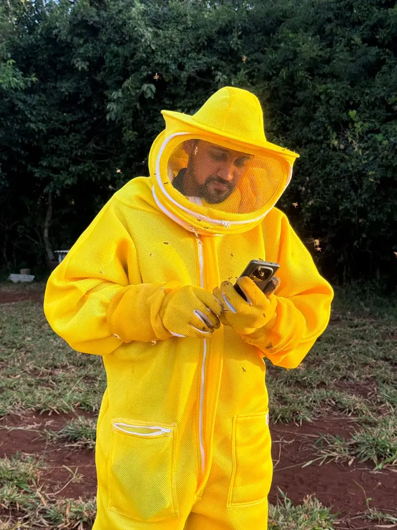 Anderson Lima, fundador da Apitech, no apiário